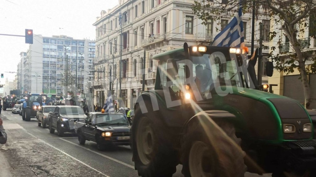 Οδηγοί 15 τρακτέρ επιθυμούν να παραμείνουν στην Ομόνοια -Κατευθύνονται τελικά προς Σύνταγμα