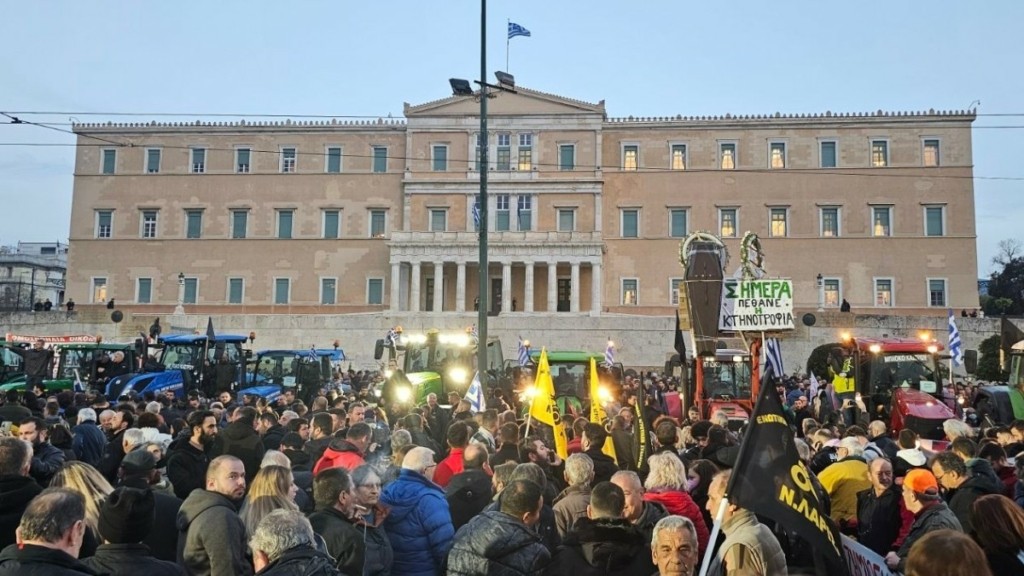 Κλιμάκιο 15 βουλευτών του ΠΑΣΟΚ βρέθηκε στο συλλαλητήριο των αγροτών στο Σύνταγμα