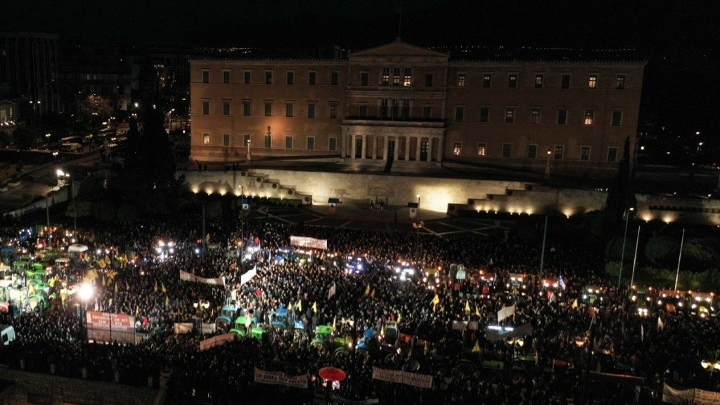 Σε εξέλιξη το πανελλαδικό συλλαλητήριο των αγροτών στο Σύνταγμα -Εκατοντάδες τρακτέρ, συνθήματα και ομιλίες