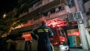 Βύρωνας: Κατασβέστηκε η φωτιά σε διαμέρισμα – Περιορίστηκε στο σαλόνι
