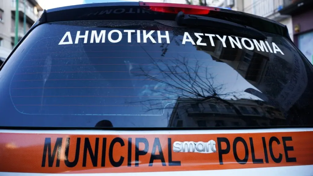 Παράνομη στάθμευση: Οι δήμοι θα παίρνουν τα πρόστιμα προηγούμενων ετών κατευθείαν από τους τραπεζικούς λογαριασμούς