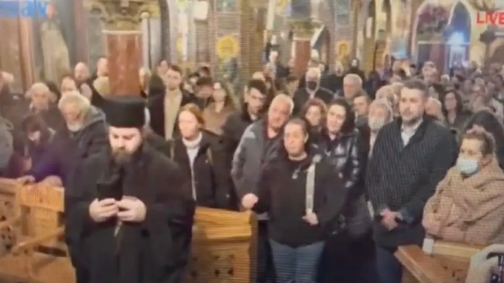 Ηλιούπολη: Ιερέας και πιστοί χειροκροτούν τον Γ. Καλλιάνο επειδή δεν ψήφισε για τα ομόφυλα ζευγάρια