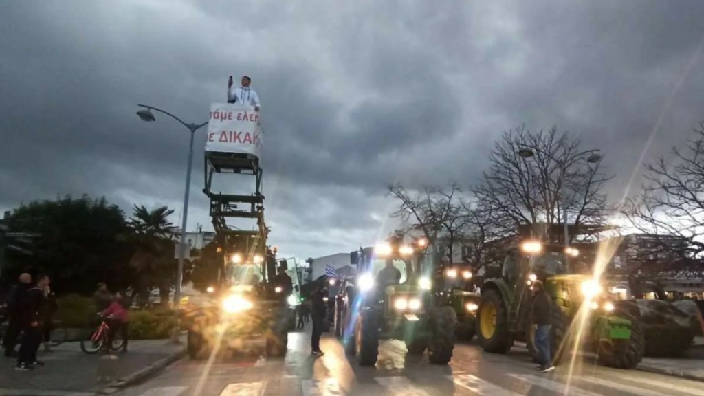 Μπήκαν με τα τρακτέρ στο κέντρο των Τρικάλων οι αγρότες – Μηχανοκίνητη πορεία στην Καρδίτσα