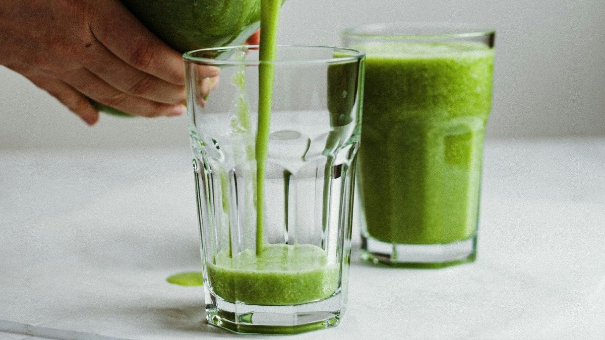 Υγιεινό smoothie με πράσινο τσάι και αβοκάντο