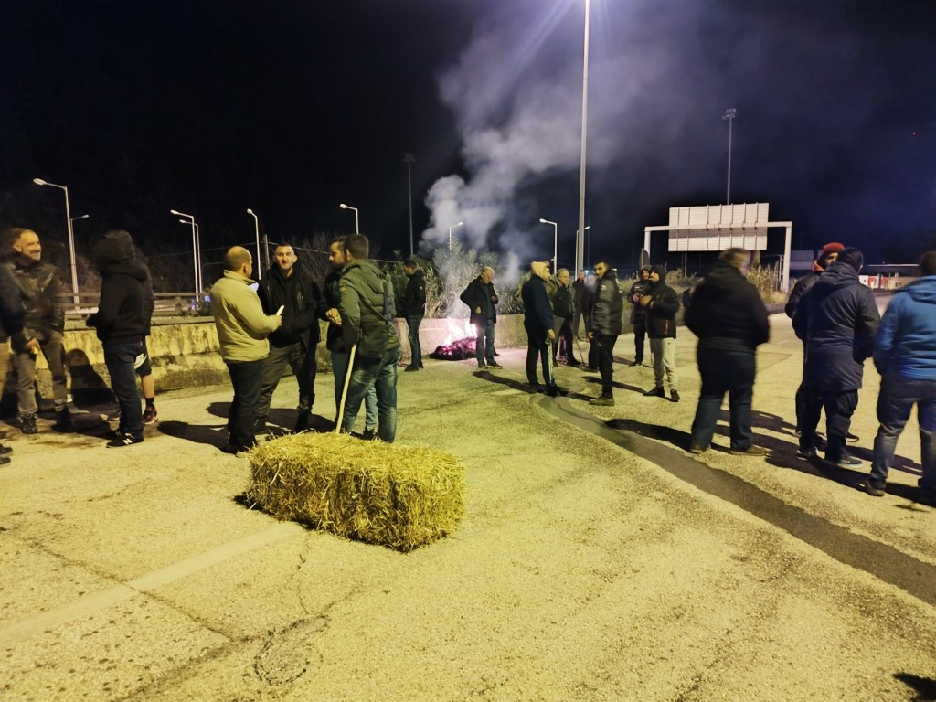 Αγρότες της Θεσπρωτίας απέκλεισαν το λιμάνι της Ηγουμενίτσας