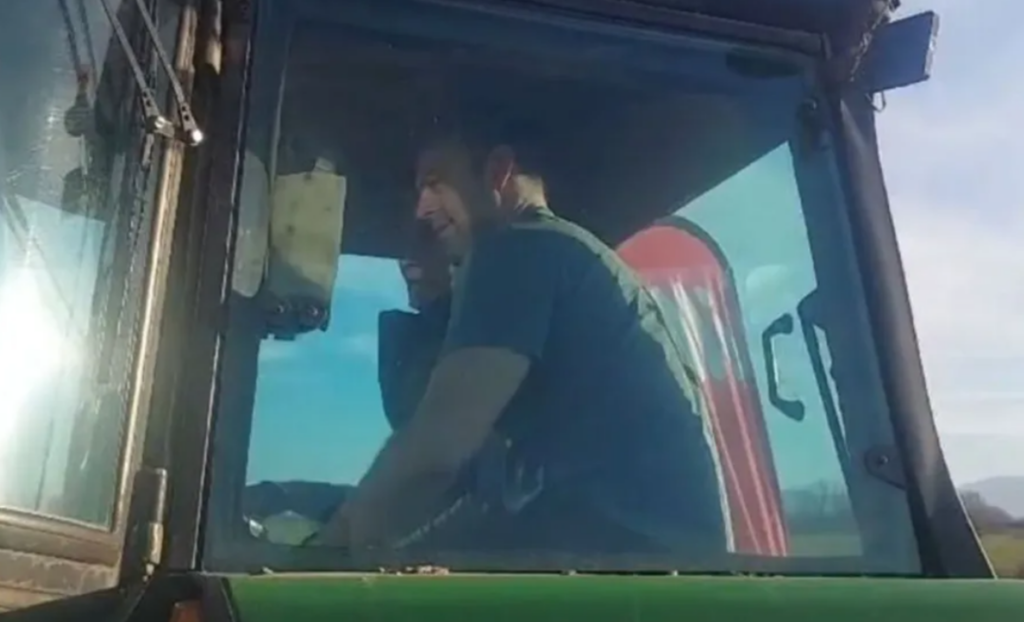 Ανέβηκε ξανά σε τρακτέρ σε μπλόκο στην Καρδίτσα ο Κασσελάκης