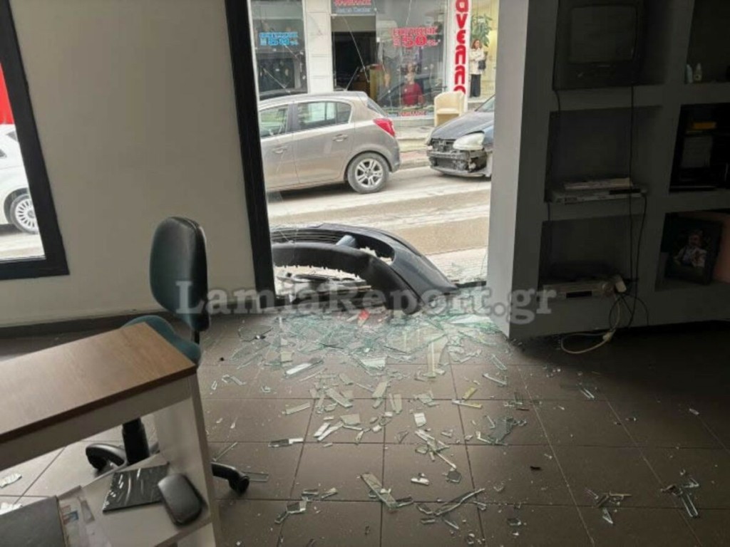 Λαμία: Πήγε να παρκάρει και εισέβαλλε με το ΙΧ σε κατάστημα – Τι ισχυρίστηκε 76χρονος οδηγός