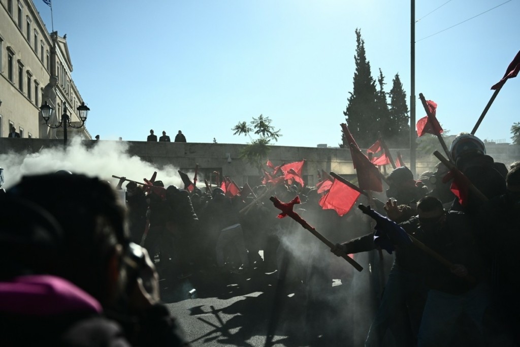 Επεισόδια και τραυματίες στο πανεκπαιδευτικό συλλαλητήριο -Στο σημείο έφτασαν ασθενοφόρα