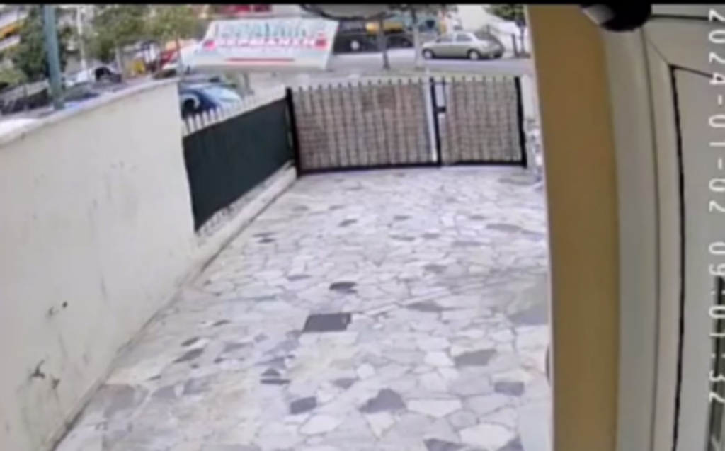 Περιστέρι: Αυτοκίνητο καρφώθηκε σε αυλότοιχο και έριξε ταμπέλα επιχείρησης (Vid)
