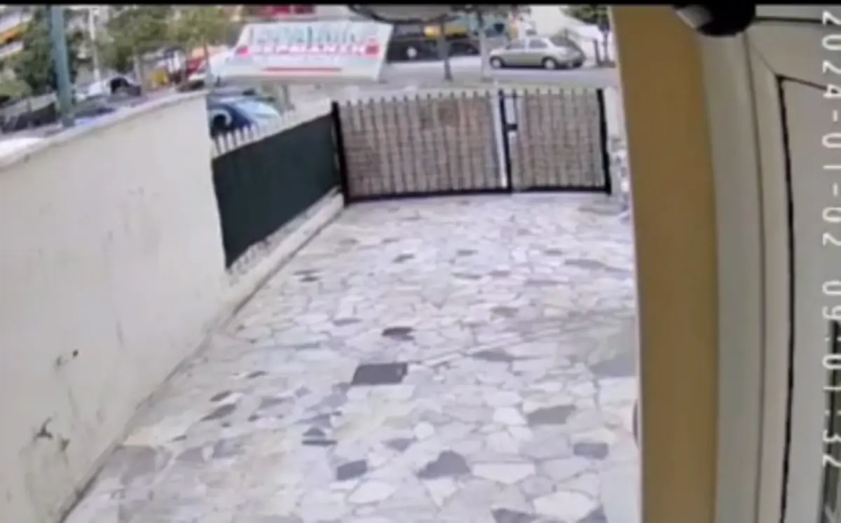 Περιστέρι: Αυτοκίνητο καρφώθηκε σε αυλότοιχο και έριξε ταμπέλα επιχείρησης (Vid)