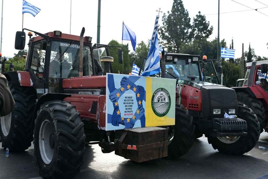 Αγρότες: Προχωρά η “έξοδος” των τρακτέρ από την Αθήνα – Κινούνται στον Κηφισό (Pics, Vid)
