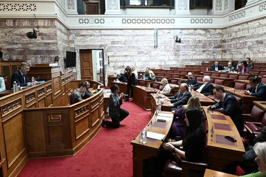 Ομόφυλα ζευγάρια: Σε εξέλιξη η συζήτηση στη Βουλή – Δείτε LIVE