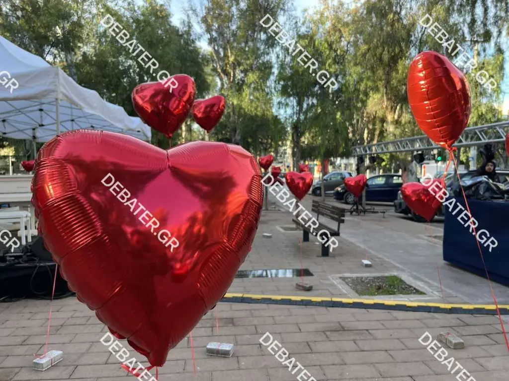 Αγίου Βαλεντίνου: Ο “Δρόμος των Ποιητών” στη Γλυφάδα γέμισε καρδιές (Pics)
