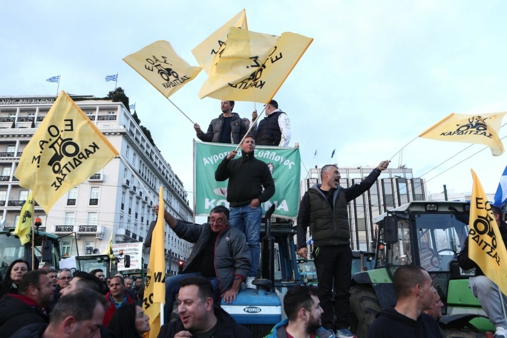 Με… Βασίλη Καρρά διαμαρτύρονται οι αγρότες στο Σύνταγμα -Δείτε φωτογραφία