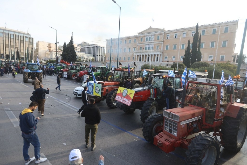 Στο Σύνταγμα ξενύχτησαν τα τρακτέρ -Μερίδα αγροτών επιμένουν για παραμονή στην Αθήνα