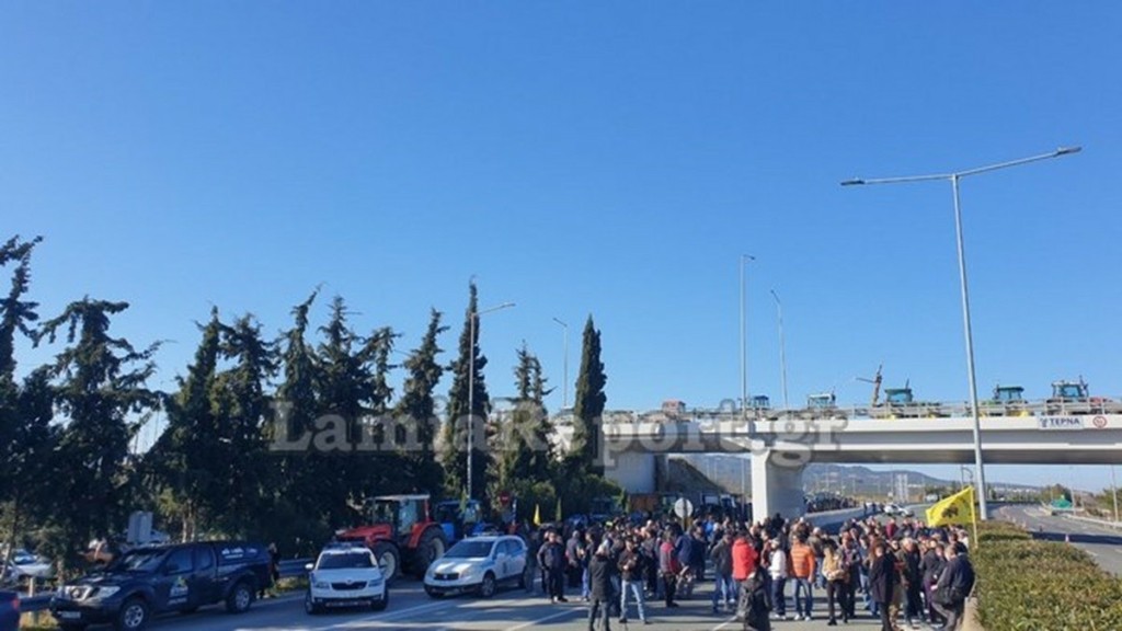 Έκλεισαν την Εθνική Οδό στην Αταλάντη και στα δυο ρεύματα οι αγρότες