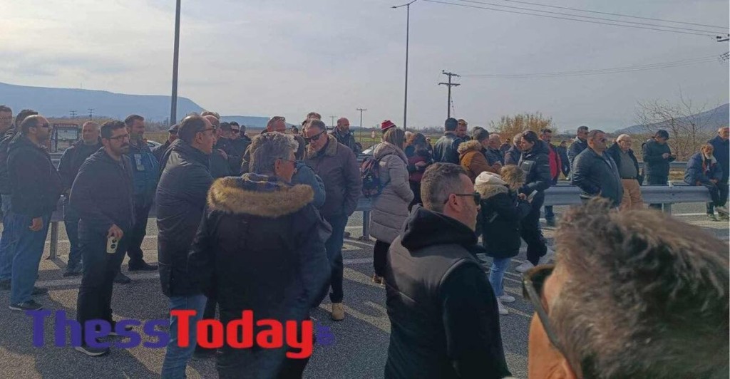 Θεσσαλία: Αγρότες απέκλεισαν την ΕΟ Λάρισας -Ιωαννίνων – Νέα σύσκεψη στον Πλατύκαμπο