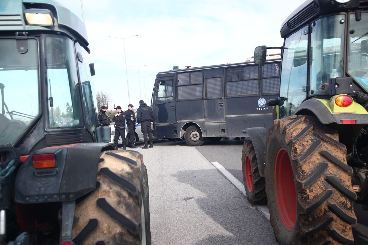 Τρακτέρ αγροτών μπροστά από αστυνομικούς