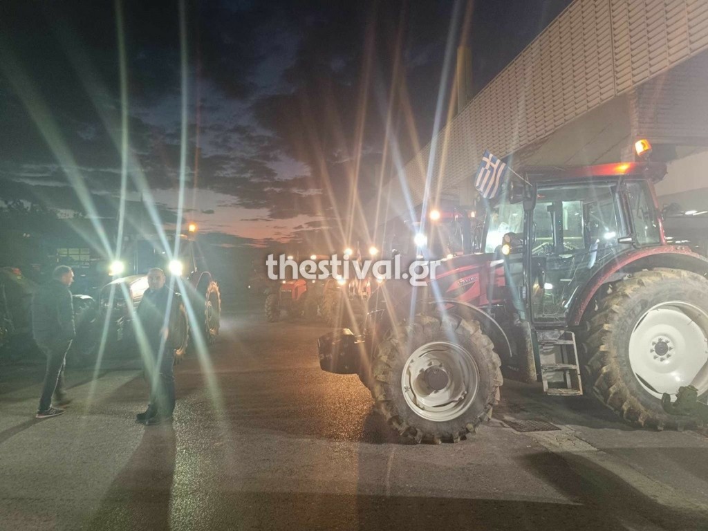 Αγρότες απέκλεισαν ξανά το τελωνείο των Ευζώνων το βράδυ της Δευτέρας