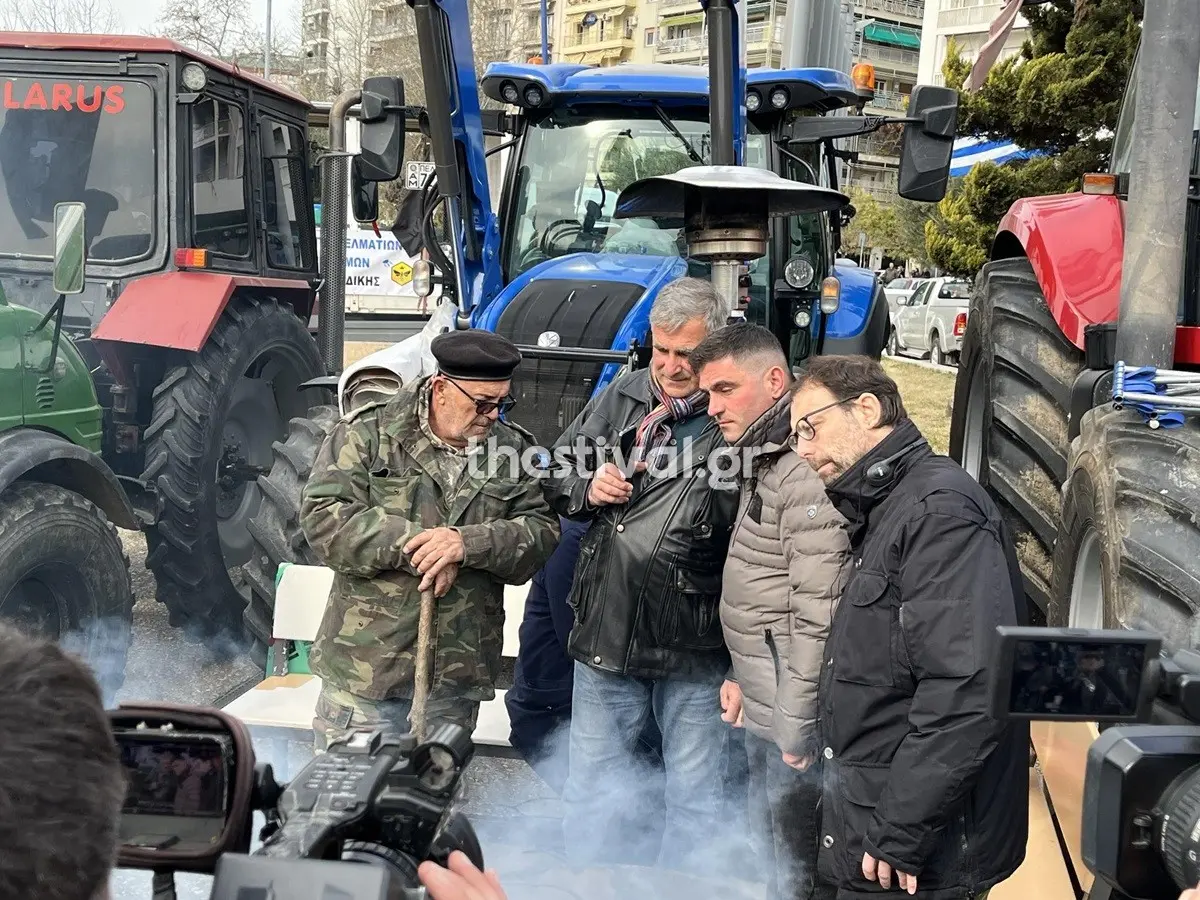 Αγρότες απέκλεισαν τη νότια πύλη της ΔΕΘ: Αποφάσισαν κλιμάκωση των κινητοποιήσεων (Vid)