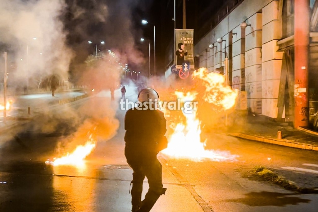 Εκτεταμένα επεισόδια τα ξημερώματα στο ΑΠΘ -Μολότοφ, δακρυγόνα και καμμένα αυτοκίνητα