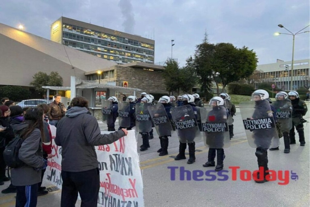 Επέμβαση των ΜΑΤ στη Νομική του ΑΠΘ -Φοιτητές προχώρησαν σε ανακατάληψη της Σχολής