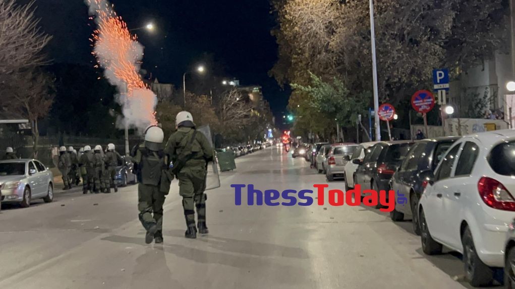 Επεισόδια τώρα έξω από το ΑΠΘ μεταξύ αντεξουσιαστών και αστυνομίας