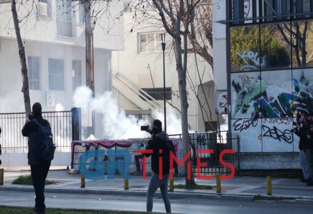 Θεσσαλονίκη: Επεισόδια μετά το συλλαλητήριο -Πετροπόλεμος και φωτιές σε κάδους απορριμμάτων
