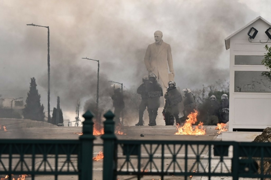 Δείτε βίντεο: Η στιγμή που άγνωστοι ρίχνουν μολότοφ στο προαύλιο της Βουλής