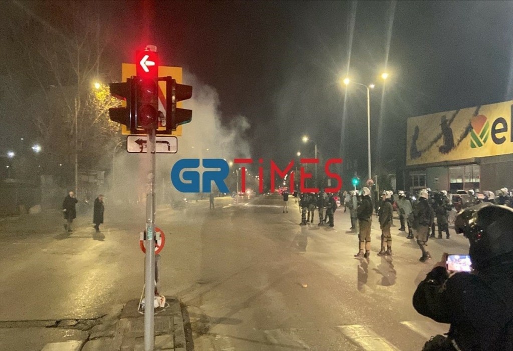 Θεσσαλονίκη: Επεισόδια με πέτρες και χημικά μεταξύ ΜΑΤ και κουκουλοφόρων στην Πύλη Εμπορίου
