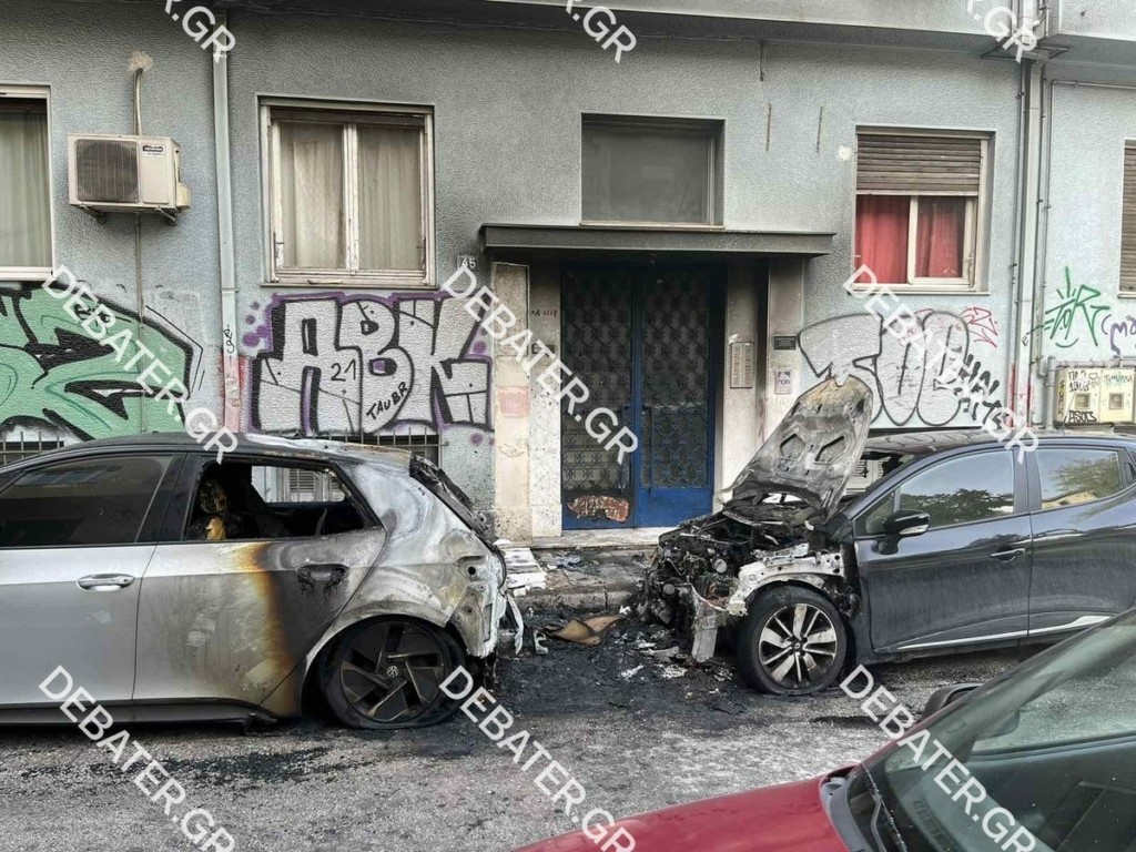 Δείτε βίντεο: Η στιγμή που τυλίχθηκαν στις φλόγες τα αυτοκίνητα στα Εξάρχεια