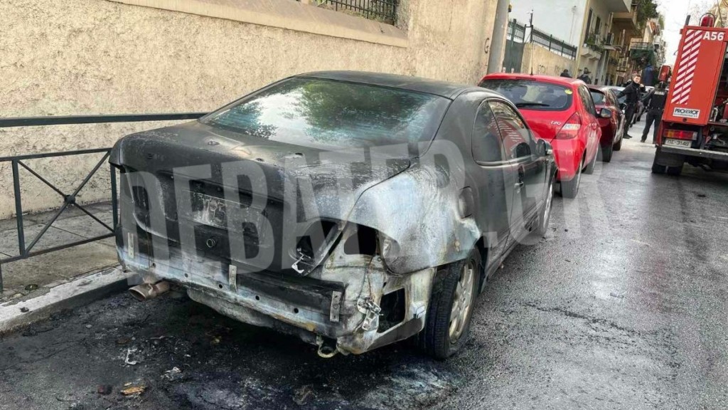 Ταυτόχρονες εμπρηστικές επιθέσεις στο κέντρο της Αθήνας -Φωτιές σε αυτοκίνητα και κάδους