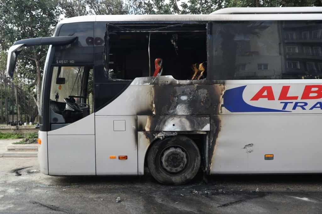 Πεδίο μάχης η Γεωπονική Αθηνών: Έβαλαν φωτιά σε λεωφορεία -«Πόλεμος» με τα ΜΑΤ