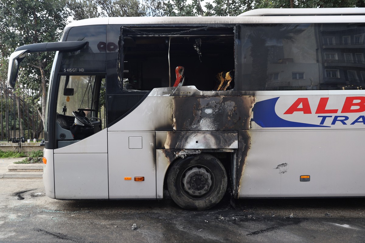 Γεωπονική Αθηνών καμμένο λεωφορείο