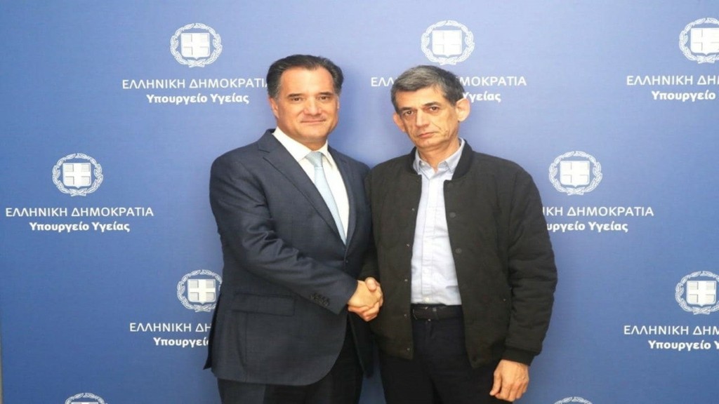 Η θερμή χειραψία Γεωργιάδη – Καρανίκα και η πρώτη παράδοση προϊόντων φαρμακευτικής κάνναβης
