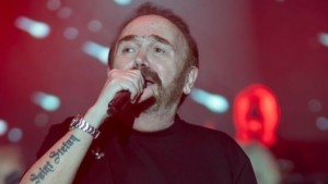 Άγριος καυγάς σε εμφάνιση του Σταμάτη Γονίδη: “Βγάλε τον έξω ρε” (βίντεο)