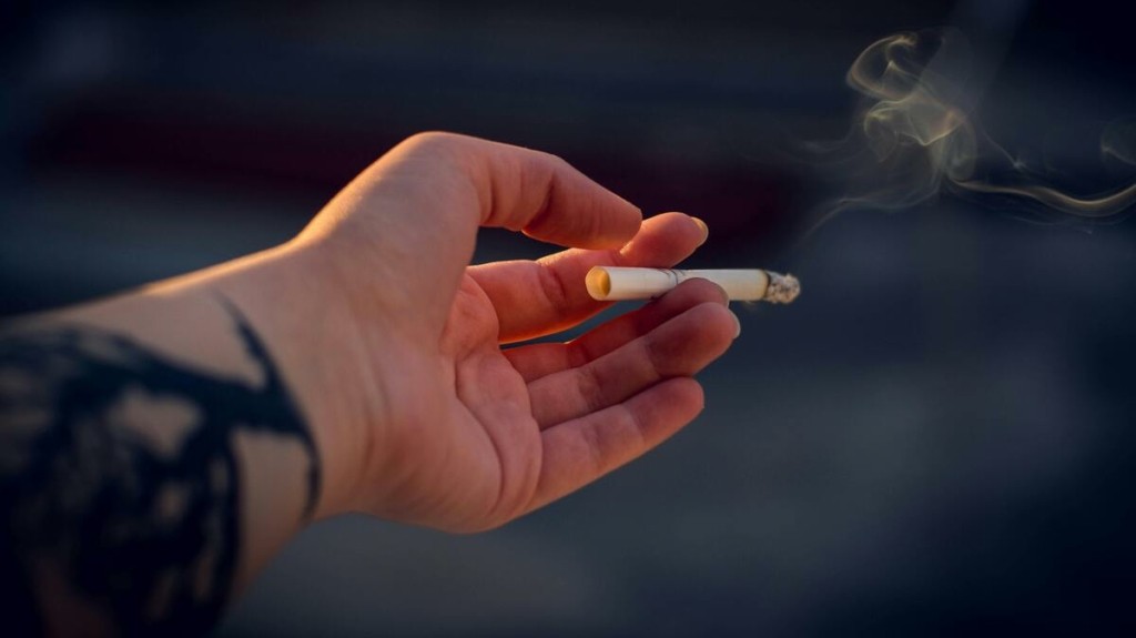 Βρετανία: Στη βουλή το νομοσχέδιο που θέλει να μετατρέψει το Ηνωμένο Βασίλειο σε «άκαπνη» χώρα