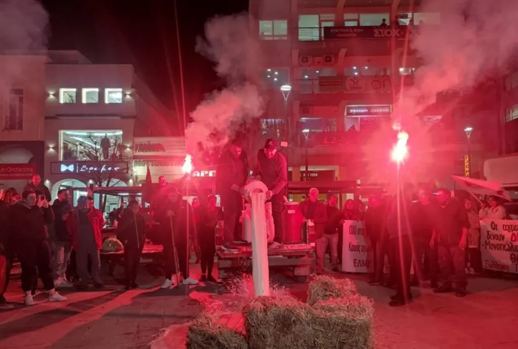 Αγρότες: Έστησαν μπλόκο στα Μουδανιά – Έχυσαν γάλα στην πλατεία της Καρδίτσας – Πορεία και στο κέντρο της Λάρισας