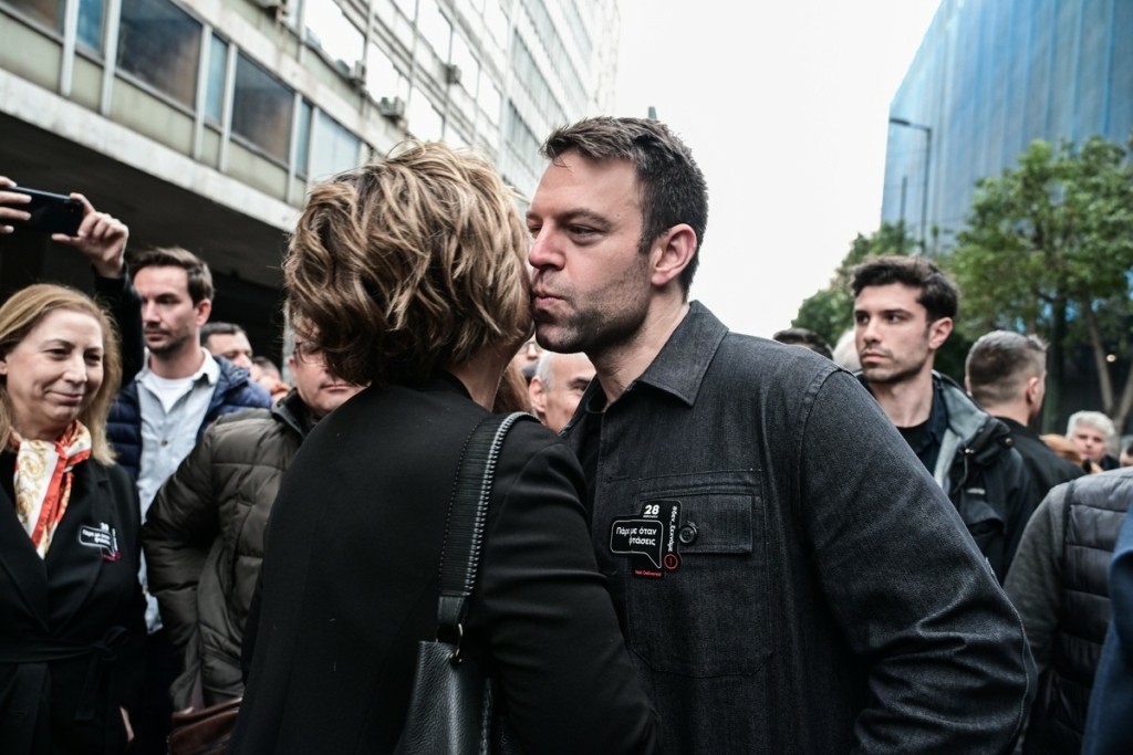 Στέφανος Κασσελάκης – Όλγα Γεροβασίλη: Χειραψία και φιλιά στην πορεία της ΑΔΕΔΥ