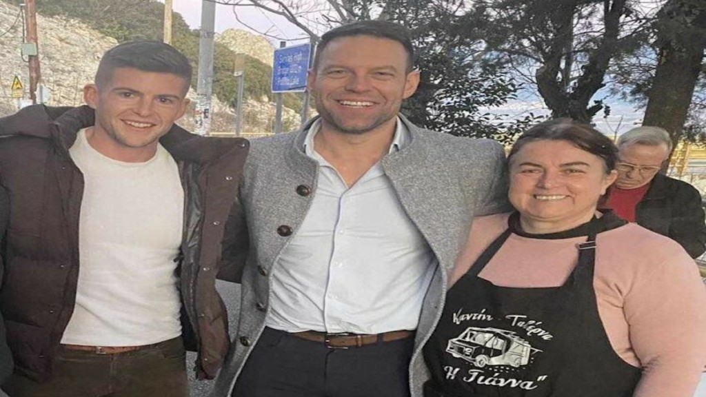 Κασσελάκης και Τάιλερ απόλαυσαν σουβλάκια και λουκάνικα – Η ατάκα για το φαγητό και το «γενναίο φιλοδώρημα»