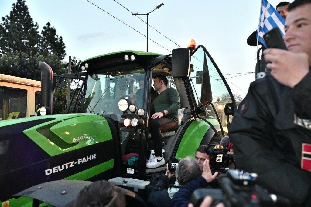 Στο Σύνταγμα ο Στέφανος Κασσελάκης -Ανέβηκε σε τρακτέρ (pics)