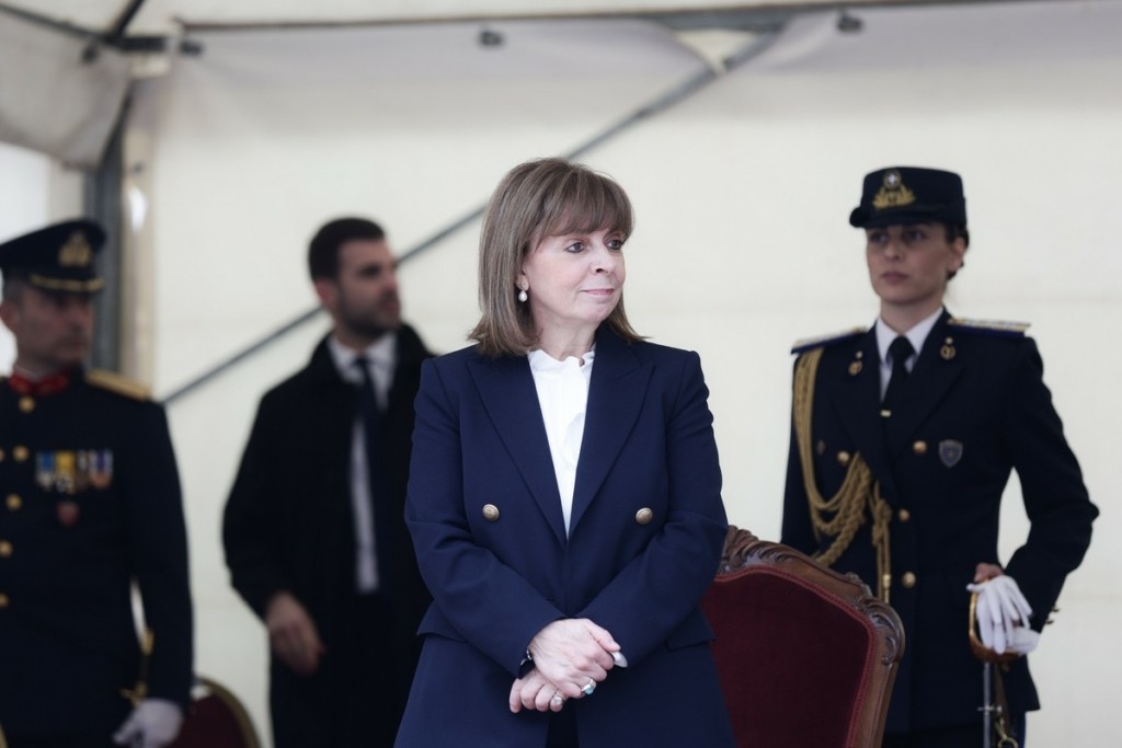 Σακελλαροπούλου για Τέμπη: «Η οδύνη παραμένει αμείωτη και τα ερωτήματα δίχως απάντηση»