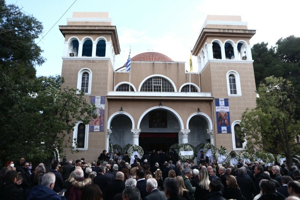 Κηδεία Λεωνίδα Γρηγοράκου: Πλήθος κόσμου στο τελευταίο «αντίο» στον πρώην υπουργό του ΠΑΣΟΚ