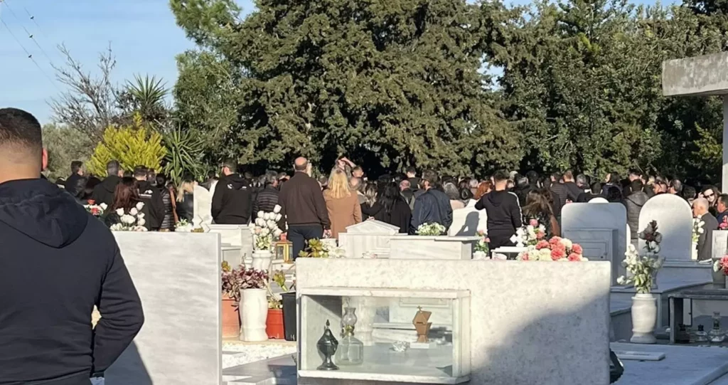 Ηράκλειο Κρήτης: Ανείπωτος θρήνος στην κηδεία του 2χρονου Νικόλα που “έσβησε” μετά από τροχαίο στον ΒΟΑΚ