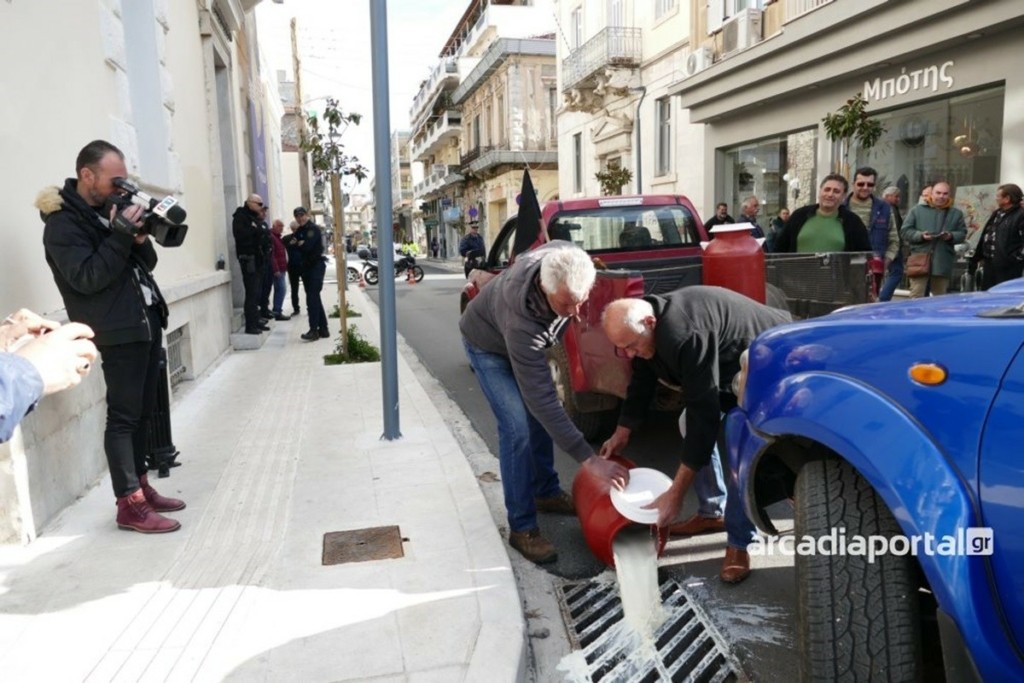 Τρίπολη: Κτηνοτρόφοι έχυσαν γάλα στην Περιφέρεια Πελοποννήσου
