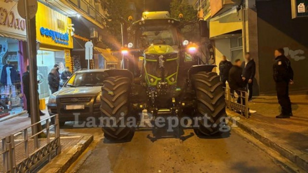 Πανικός στο κέντρο της Λαμίας – Τρακτέρ έκανε ξέφρενη πορεία και σφήνωσε σε δρόμο