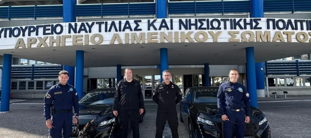 Λιμενικό: Πήραν το πτυχίο τους δυο νέοι συνοδοί-χειριστές αστυνομικών σκύλων ανίχνευσης ναρκωτικών ουσιών