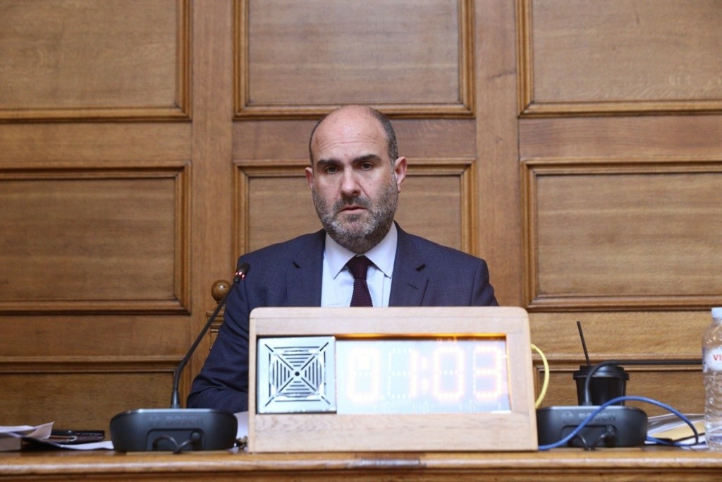 Παραλίγο ξύλο στη Βουλή μεταξύ Μαρκόπουλου και Βρεττού – Τι συνέβη