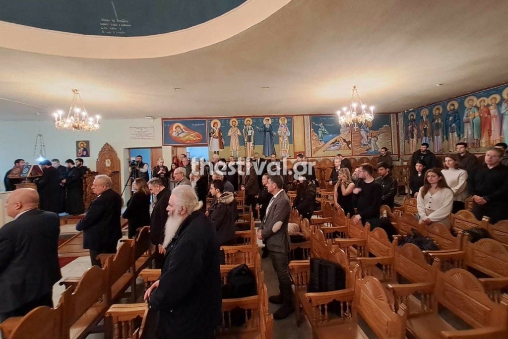 Θεολογική Σχολή ΑΠΘ: Συγκίνηση στο μνημόσυνο για τα 57 θύματα στα Τέμπη (vids)