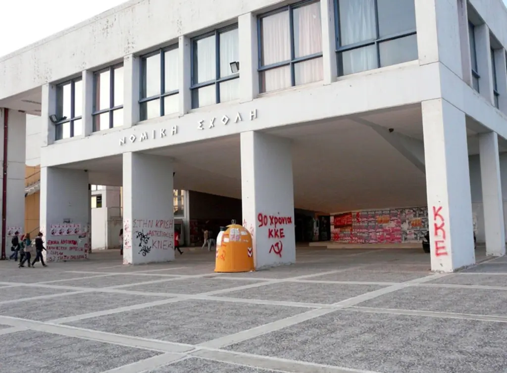 Νομική: Λίγες μέρες άντεξε η καθαριότητα στο κυλικείο – Έγραψαν συνθήματα ξανά στους τοίχους (Βίντεο)